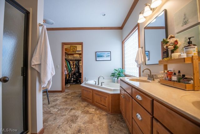 1313 Fairway Drive NE, New Philadelphia, OH 44663