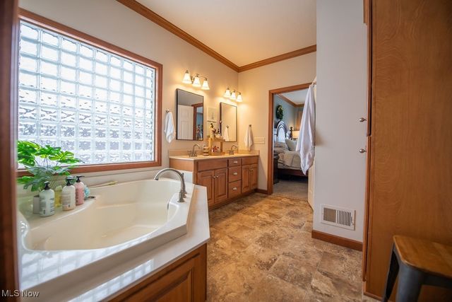 1313 Fairway Drive NE, New Philadelphia, OH 44663