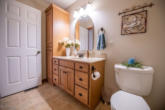 1313 Fairway Drive NE, New Philadelphia, OH 44663