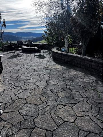 1313 Fairway Drive NE, New Philadelphia, OH 44663