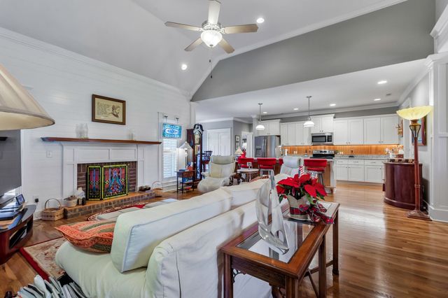 3043 Cross Gate Ln, Columbia, TN 38401