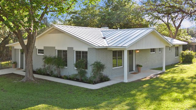 404 Oak Park Dr, Boerne, TX 78006