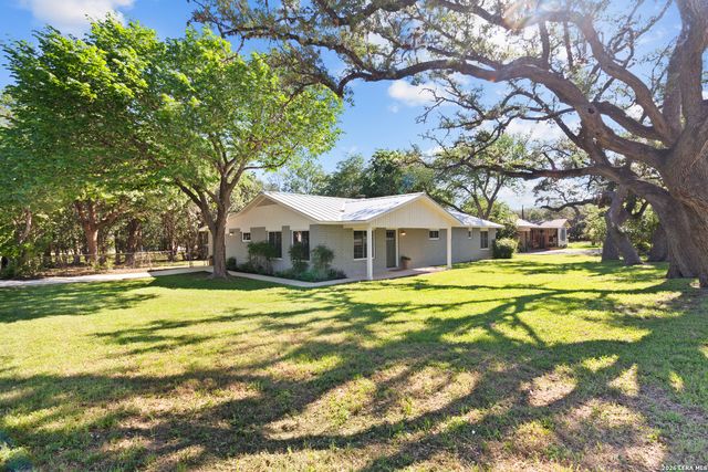404 Oak Park Dr, Boerne, TX 78006