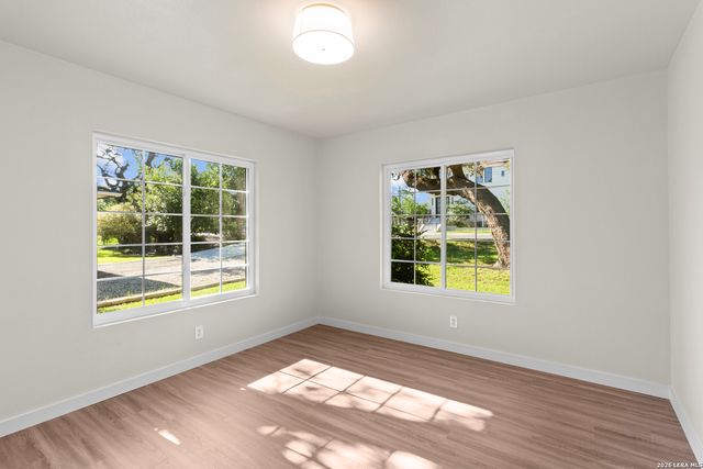 404 Oak Park Dr, Boerne, TX 78006