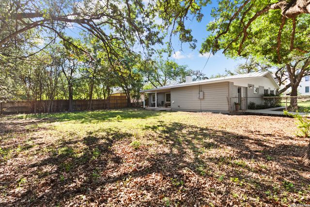 404 Oak Park Dr, Boerne, TX 78006