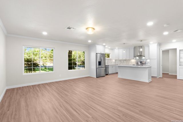 404 Oak Park Dr, Boerne, TX 78006