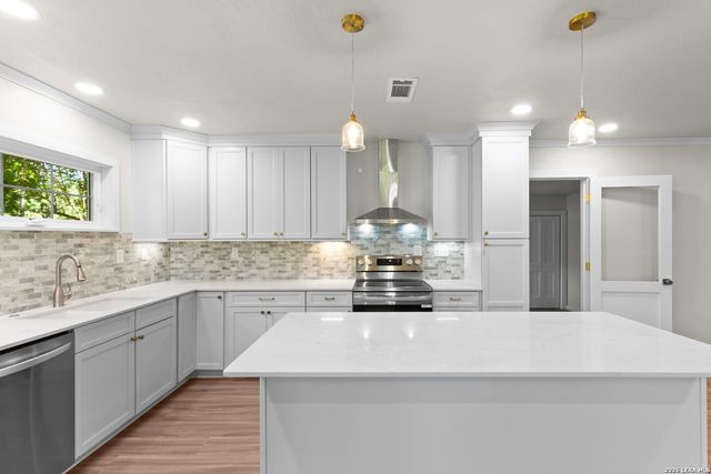 404 Oak Park Dr, Boerne, TX 78006