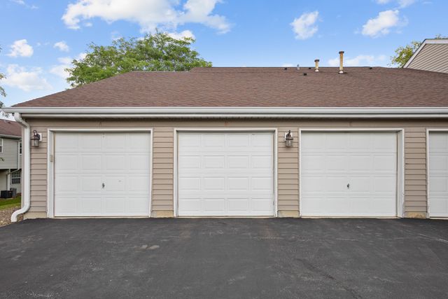 546 E Shag Bark Lane B, Streamwood, IL 60107