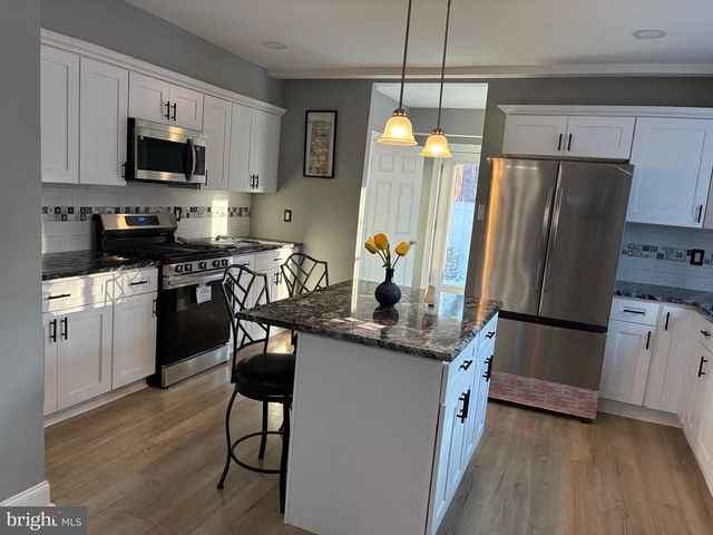 80 E 3RD ST, Moorestown, NJ 08057