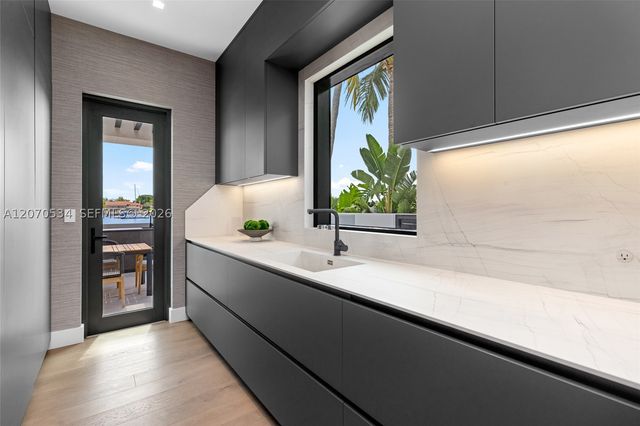 1400 W Lake Dr, Fort Lauderdale, FL 33316