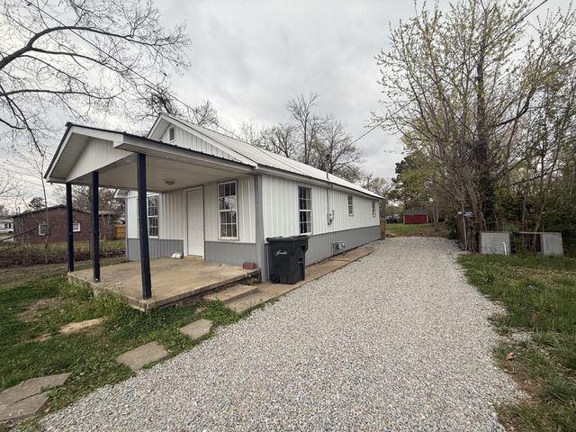 209 W 3rd Ave, Hohenwald, TN 38462