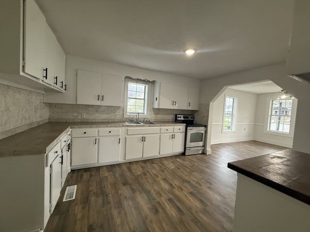 209 W 3rd Ave, Hohenwald, TN 38462