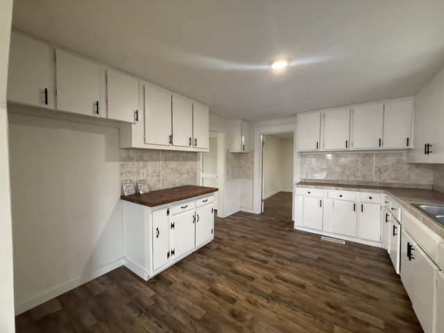 209 W 3rd Ave, Hohenwald, TN 38462