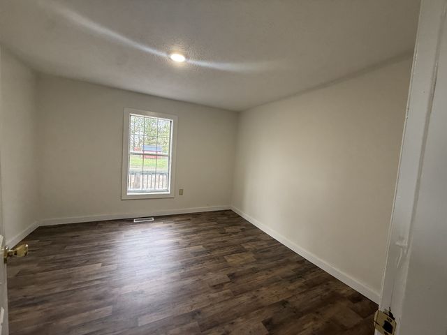 209 W 3rd Ave, Hohenwald, TN 38462