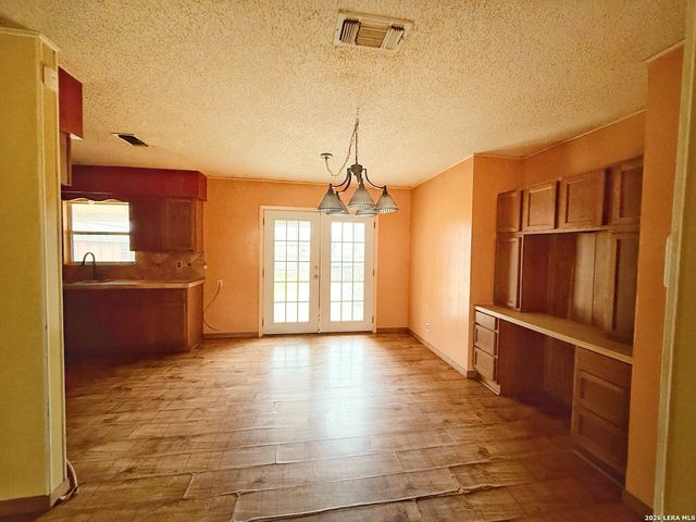 607 N Bowie, Fredericksburg, TX 78624