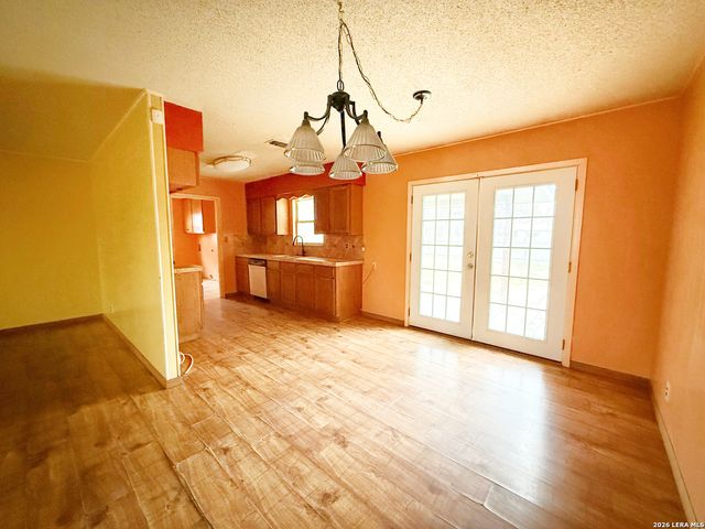 607 N Bowie, Fredericksburg, TX 78624