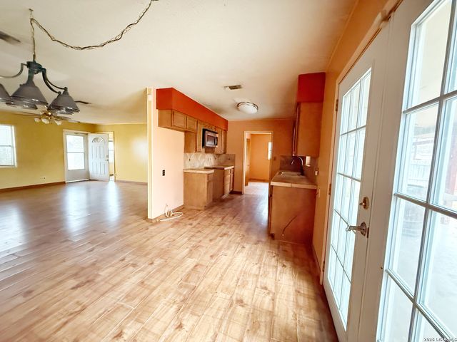 607 N Bowie, Fredericksburg, TX 78624