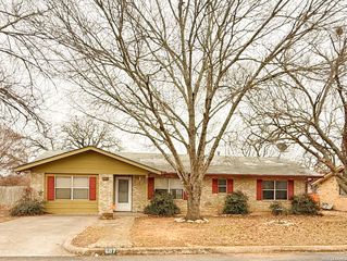 607 N Bowie, Fredericksburg, TX 78624