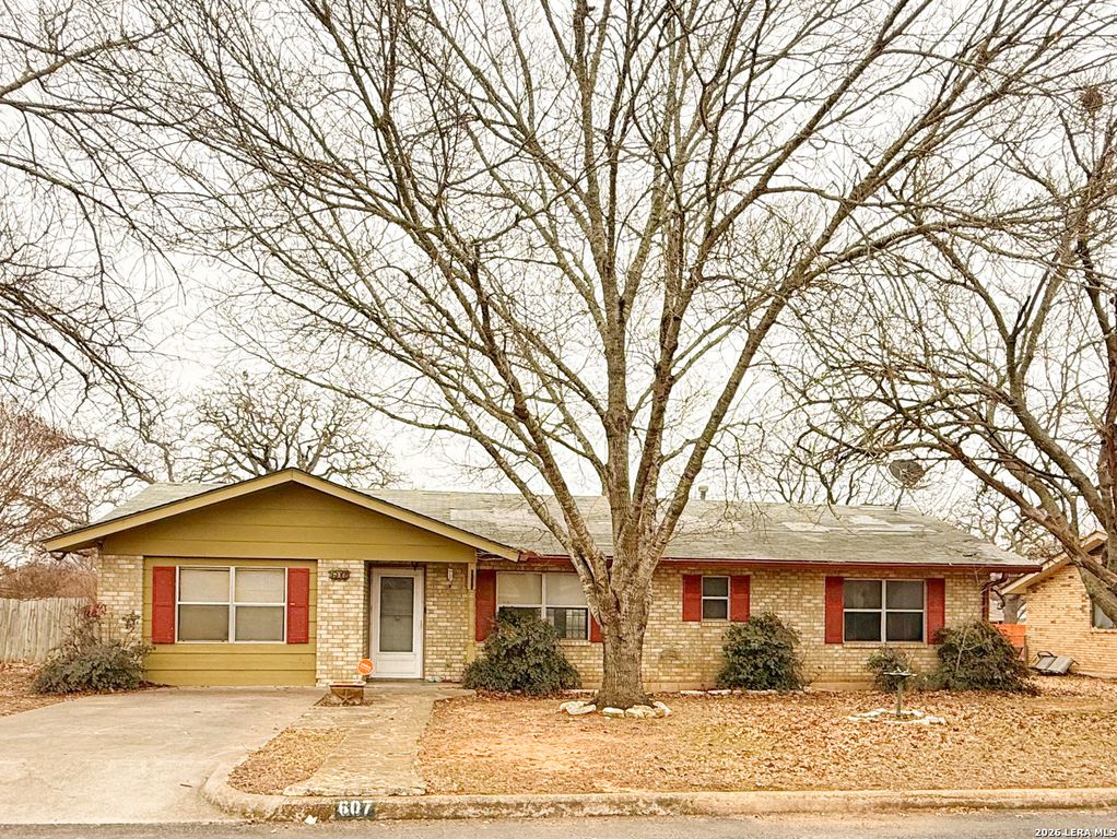 607 N Bowie, Fredericksburg, TX 78624