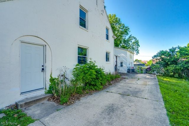 1886 Hillside Terrace, Akron, OH 44305