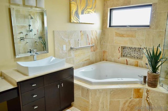 1235 Neptune Ave, Encinitas, CA 92024