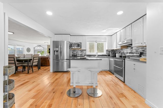 97 Ardsley Cir, Brockton, MA 02302