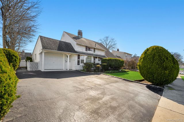 60 Flamingo Road, Levittown, NY 11756