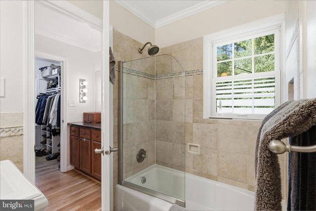 2400 BEEKAY CT, Vienna, VA 22181