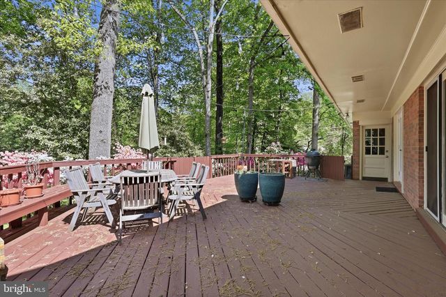 2400 BEEKAY CT, Vienna, VA 22181