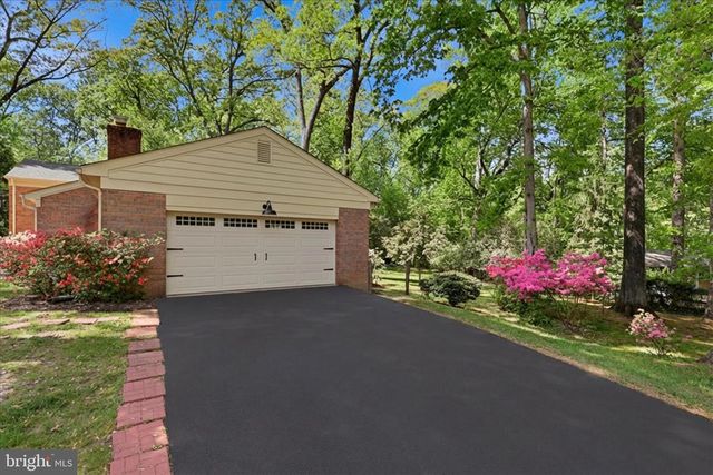 2400 BEEKAY CT, Vienna, VA 22181