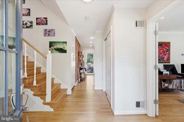 2400 BEEKAY CT, Vienna, VA 22181