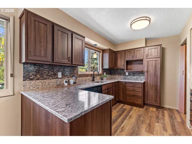 10100 Se WALNUT Dr, Happy Valley, OR 97086
