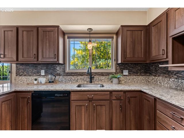 10100 Se WALNUT Dr, Happy Valley, OR 97086