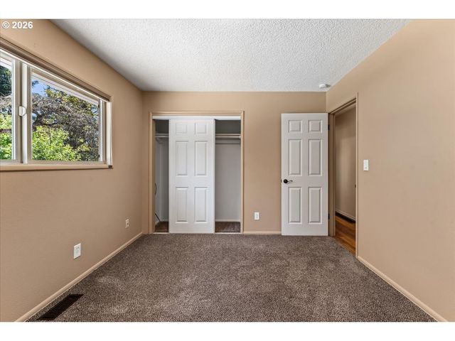 10100 Se WALNUT Dr, Happy Valley, OR 97086