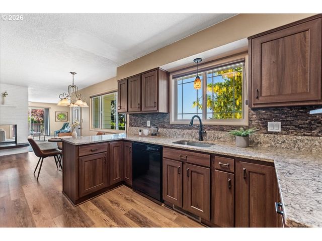 10100 Se WALNUT Dr, Happy Valley, OR 97086