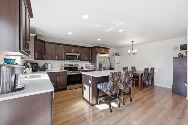 6824 Meadow View Drive S, Fargo, ND 58104