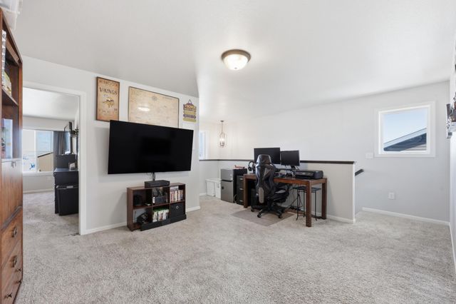 6824 Meadow View Drive S, Fargo, ND 58104