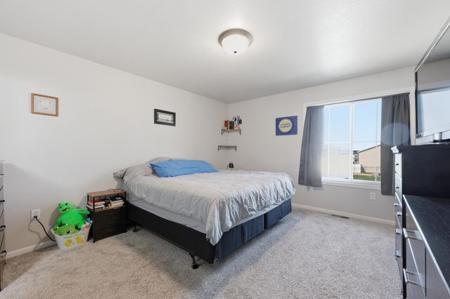 6824 Meadow View Drive S, Fargo, ND 58104
