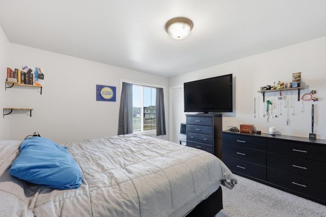 6824 Meadow View Drive S, Fargo, ND 58104