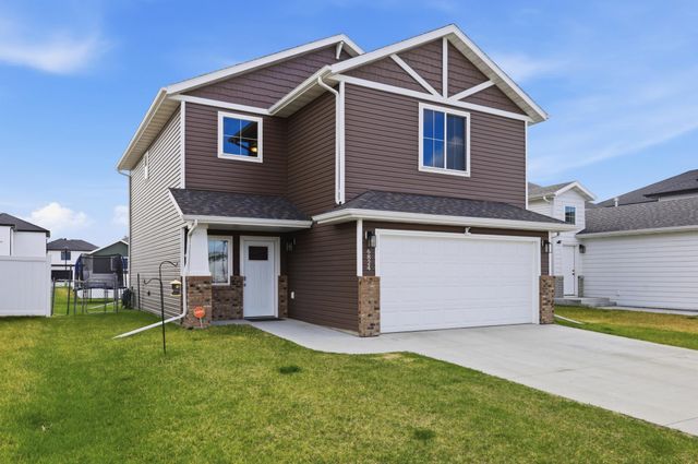 6824 Meadow View Drive S, Fargo, ND 58104