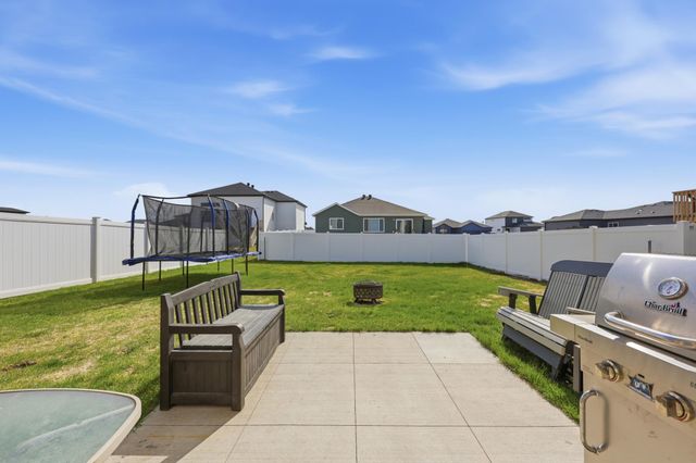 6824 Meadow View Drive S, Fargo, ND 58104