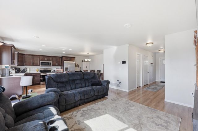6824 Meadow View Drive S, Fargo, ND 58104