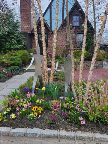 3 Crestwood Place, Great Neck, NY 11024