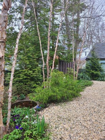 3 Crestwood Place, Great Neck, NY 11024