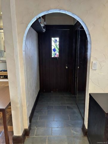 3 Crestwood Place, Great Neck, NY 11024