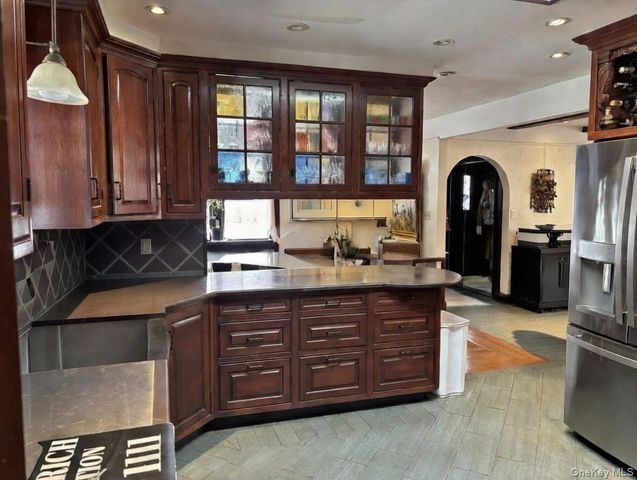 3 Crestwood Place, Great Neck, NY 11024