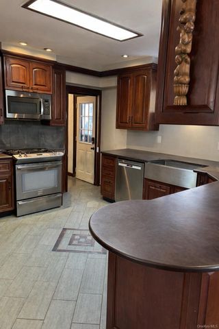 3 Crestwood Place, Great Neck, NY 11024