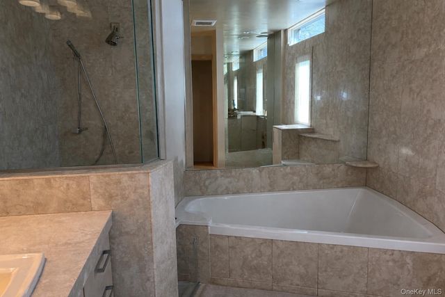 3 Crestwood Place, Great Neck, NY 11024