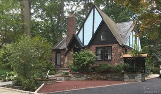 3 Crestwood Place, Great Neck, NY 11024