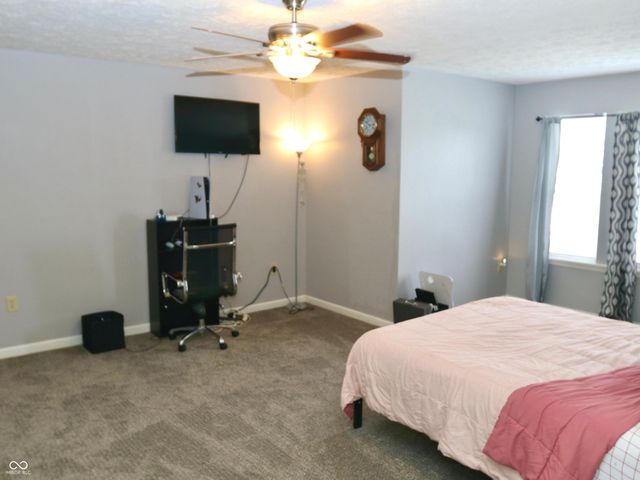 4092 S Stonebridge Court, New Palestine, IN 46163
